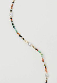 Meerkleurige, meerlagige kralenketting met facettenkralen, gouden accenten en een centrale parel, die een mix van texturen en vormen tentoonstelt.