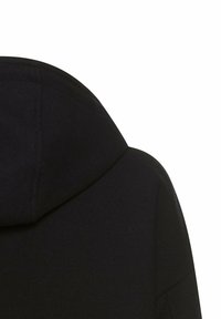 Zwarte hoodie met een ronde capuchon en een zachte textuur, met zichtbare stiksels en een gladde stoffen afwerking.