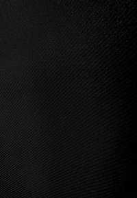 Czarna teksturowana tkanina z delikatnymi, ukośnymi liniami, charakteryzująca się gładką powierzchnią i równomiernym rozkładem koloru, tworząca jednolity wygląd.