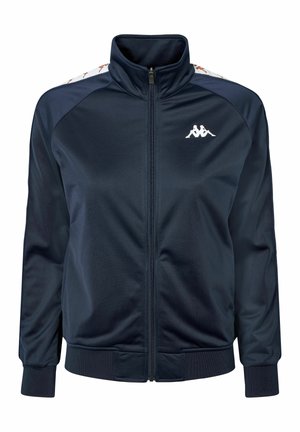 Granatowa kurtka sportowa wykonana z gładkiego materiału, z wysokim kołnierzem, zamkiem z przodu i ściągaczami na rękawach; posiada logo oraz wzorzyste akcenty na ramionach.