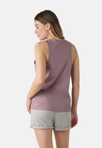 Débardeur lilas en coton doux avec un décolleté arrondi et de larges emmanchures, assorti à un short gris à ourlet retroussé.