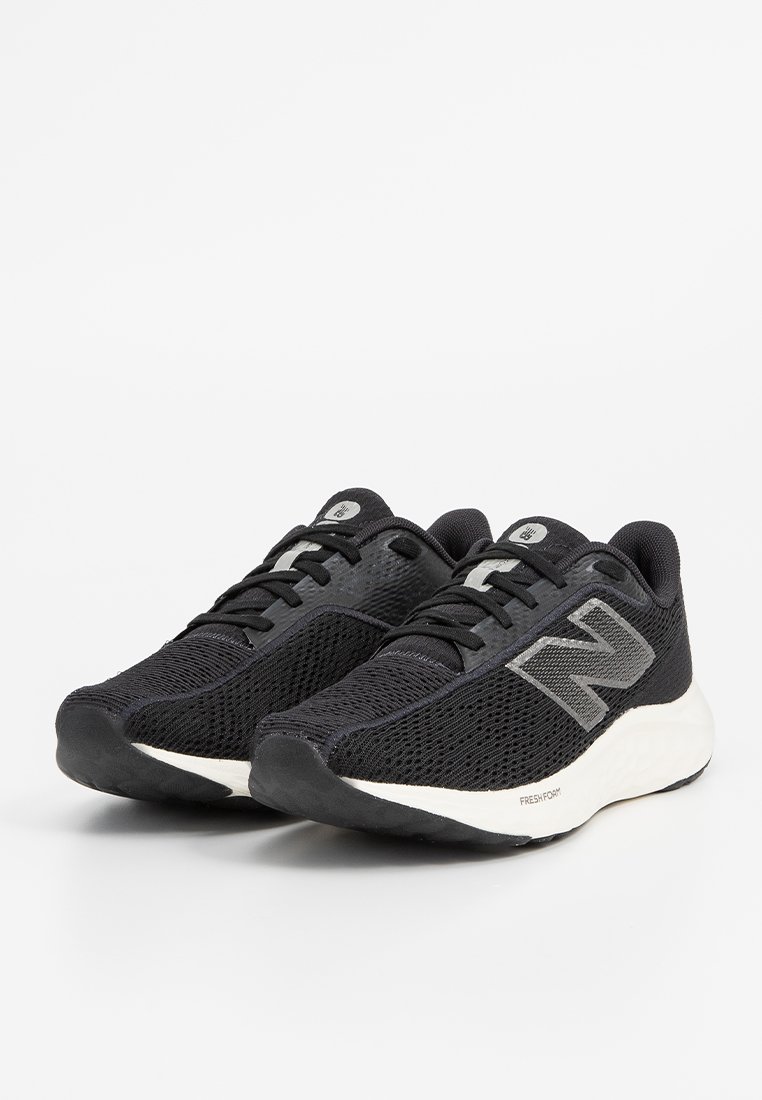 Schwarze Sportschuhe mit einem Obermaterial aus Mesh, das ein strukturiertes Design aufweist, graue Akzente und eine weiße Sohle mit der Aufschrift "FRESH FOAM".