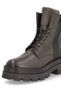 Bottine en cuir gris foncé à finition texturée, design à lacets, col rembourré, et semelle en caoutchouc épaisse pour une bonne adhérence.