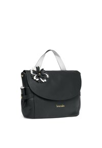 Borsa a spalla in pelle nera con finitura lucida, manico in pelle bianca e decorazione floreale in bianco e nero sulla patta. Dettaglio di branding in oro.