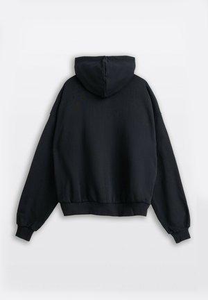 Czarna bluza z kapturem na długie rękawy z elastycznymi mankietami i dołem, pokazana od tyłu na jednolitym białym tle.