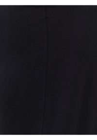 Primer plano de tela negra que muestra un detalle fino de costura vertical y una textura sutil.