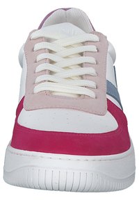 Zapatilla blanca con acentos de ante rosa, franja gris claro y cordones crema. Área de puntera perforada y suela de goma blanca texturizada.