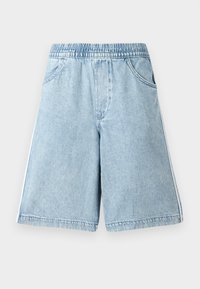 Pantaloni corti in denim blu chiaro con vita elastica, tasche laterali e strisce bianche ai lati, presentano una vestibilità comoda e una superficie liscia.