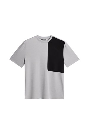 Grå kortærmet t-shirt med en sort panel på den øverste højre side. Lavet af blødt stof med rund hals og en subtil logo detalje.