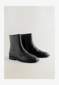 Ausgewählt, black leather