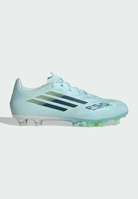 Crampon de football Adidas F50 bleu clair avec des rayures bleu foncé, des accents vert néon et des crampons translucides sur fond blanc.