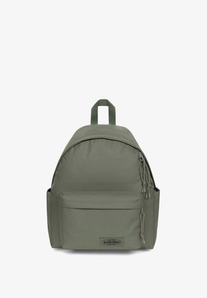 Olijfgroene rugzak met een afgeronde vorm, stoffen materiaal, voorvak en verstelbare trekkoorden. Voorzien van een logopatch aan de voorkant.