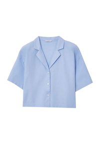 Camicetta azzurra chiara a maniche corte in un design boxy con colletto a punta, caratterizzata da una chiusura frontale con bottoni e una texture del tessuto liscia e traspirante.