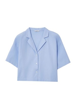 Chemise bleu clair à manches courtes au design carré avec un col cranté, dotée d'une fermeture à boutons sur le devant et d'une texture de tissu lisse et respirant.