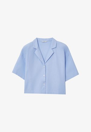 Chemise bleu clair à manches courtes au design carré avec un col cranté, dotée d'une fermeture à boutons sur le devant et d'une texture de tissu lisse et respirant.