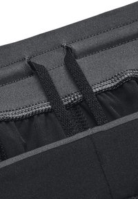 Černá sportovní tkanina s nastavitelnými šňůrkami a elastickými pásky, která ukazuje texturovaný povrch a prošívané švy.