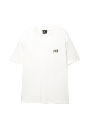 Weißes Baumwoll-T-Shirt mit Rundhalsausschnitt und kurzen Ärmeln, das ein kleines Grafikdesign mit drei kreisförmigen Motiven auf der linken Brustseite zeigt.