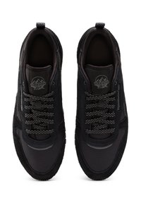 Svarta sneakers med en blandning av mocka och mesh-material, runda skosnören, en texturerad sula och en logotyp med berggrafik.