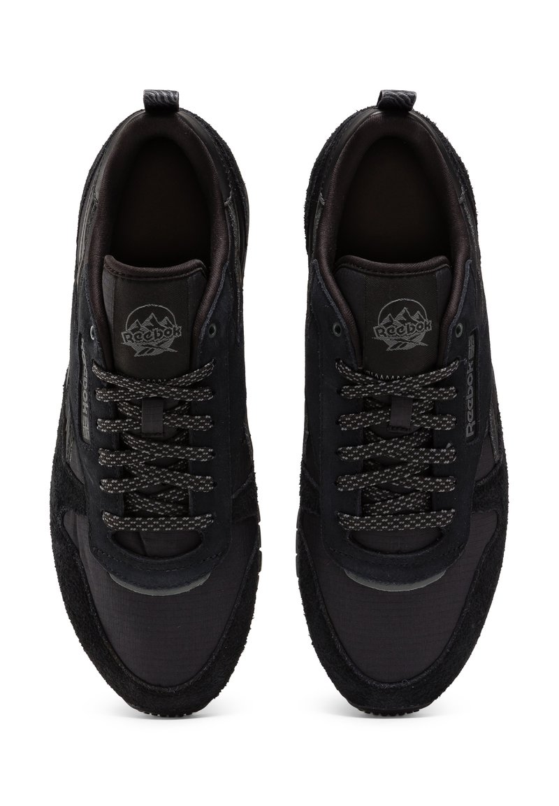 Czarne sneakersy wykonane z połączenia zamszu i siateczki, z okrągłymi sznurowadłami, teksturowaną podeszwą oraz logo z grafiką gór.