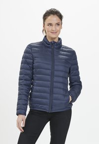 Mörkblå vadderad jacka med hög krage, dragkedjestängning och sidofickor. Har en kviltad design och är tillverkad av ett lätt, glänsande material.