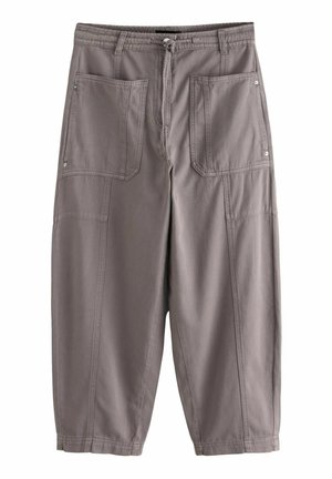 Pantaloni cargo gri cu o croială lejeră, având două buzunare mari în față, talie elastică și cusături întărite.