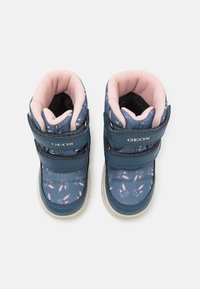 Blåa barnstövlar i syntetmaterial med rosa detaljer och ett kaninmönster. Designade med två kardborreband för en säker passform.