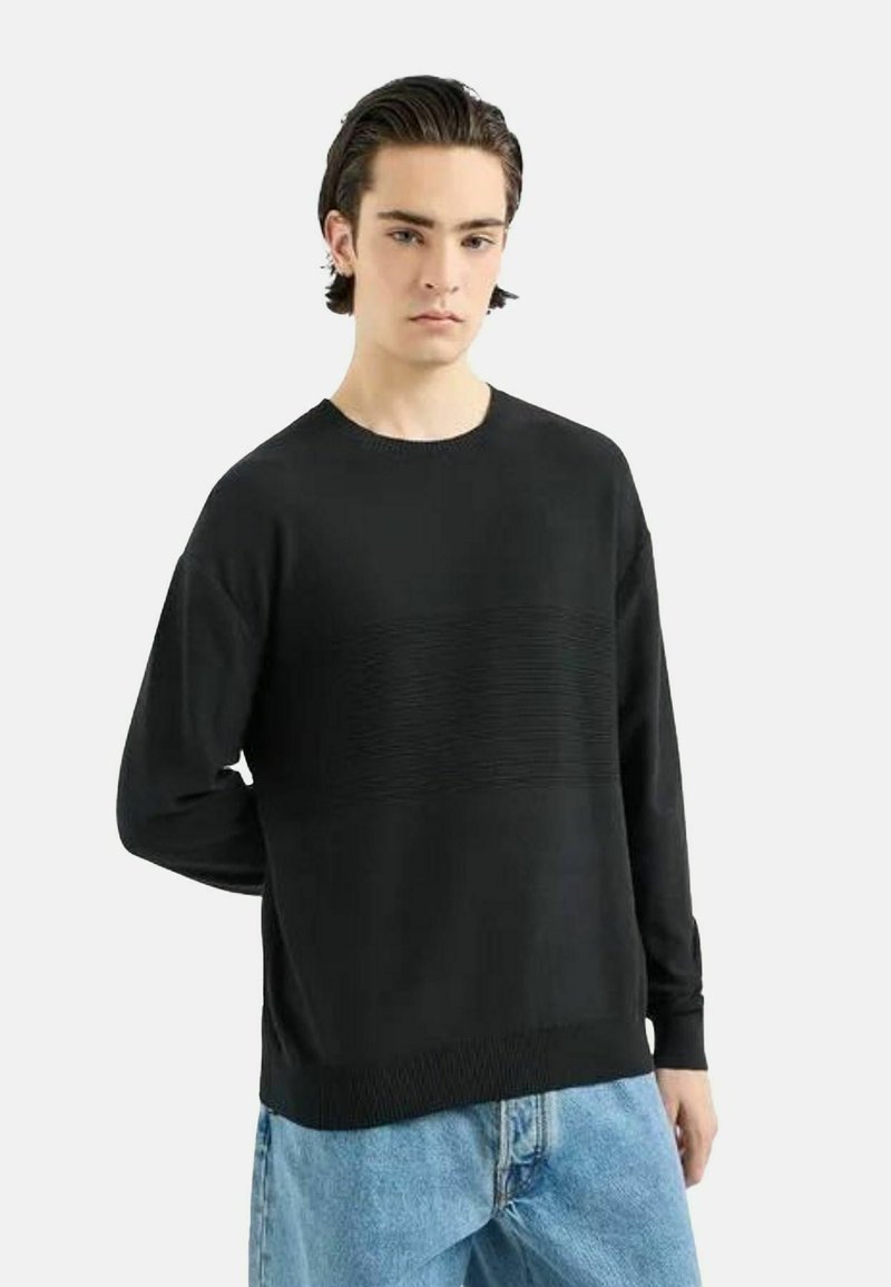 Maglione nero con maniche lunghe e scollo rotondo. Presenta un design a coste orizzontali testurizzato sulla parte frontale. Materiale misto cotone.