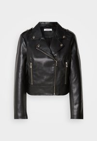 Veste en cuir noir de motard avec garnitures en argent, fermeture zippée asymétrique et deux poches zippées à l'avant. Présente des revers larges et des détails aux épaules.