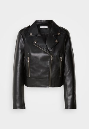 Giacca da motociclista in pelle nera con hardware argentato, chiusura con zip asimmetrica e due tasche anteriori con zip. Presenta ampie rever e dettagli sulle spalle.