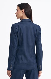 Granatowa marynarka w paski z wyra źnymi ramionami, zapięciem na jeden guzik, klapami z wycięciem oraz czterema guzikami na mankietach. Gładka faktura materiału.