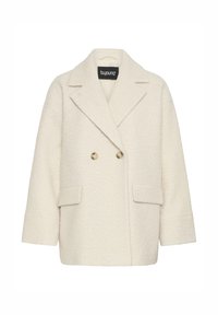 Manteau croisé en tissu texturé blanc cassé avec des revers à notch, deux poches avant et des boutons beiges. Logo de la marque sur le col intérieur.