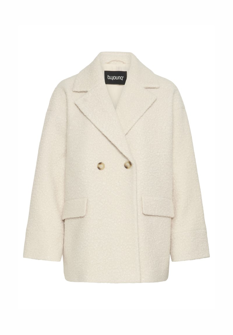 Manteau croisé en tissu texturé blanc cassé avec des revers à notch, deux poches avant et des boutons beiges. Logo de la marque sur le col intérieur.