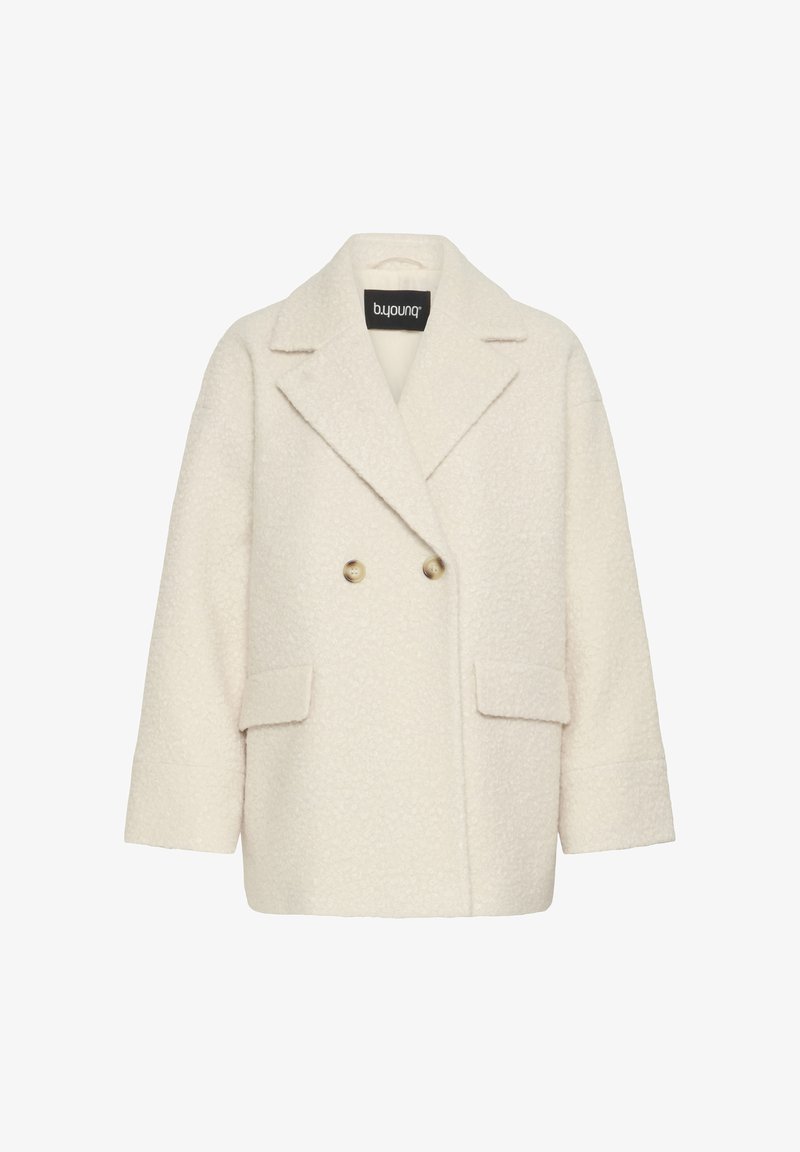 Manteau croisé en tissu texturé blanc cassé avec des revers à notch, deux poches avant et des boutons beiges. Logo de la marque sur le col intérieur.