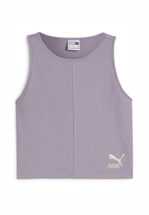 Fioletowy prążkowany top crop z miękkiego materiału, z okrągłym dekoltem oraz haftowanym logo w prawym dolnym rogu.