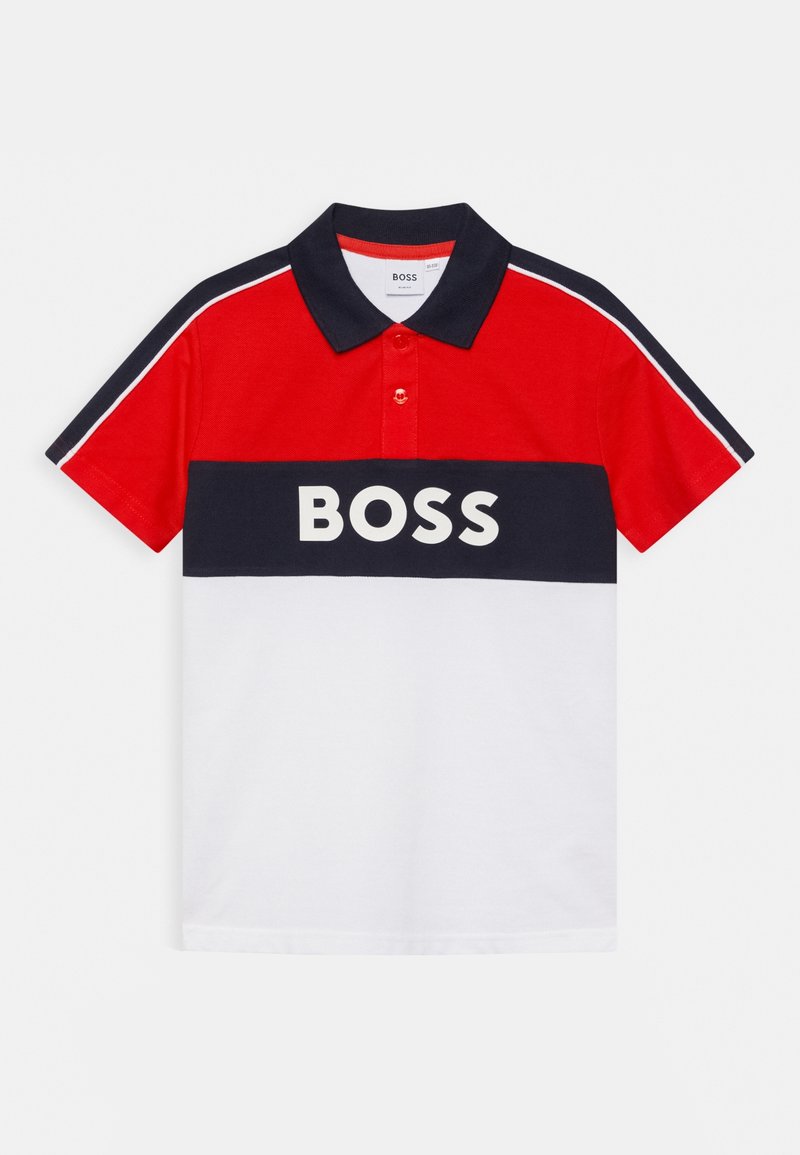 Polo avec partie supérieure rouge, col et bande sur la poitrine bleu marine, partie inférieure blanche, et "BOSS" imprimé en blanc sur la bande bleu marine.