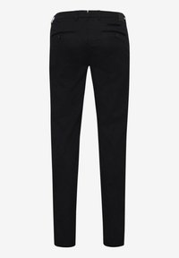 Pantaloni neri in cotone con vestibilità slim, dotati di due tasche posteriori e una superficie liscia. Design semplice senza motivi o dettagli visibili.