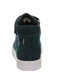 Teal suède hoge sneakers met een witte rubberen zool, klittenbandsluiting en textuuraccenten. Merken zichtbaar op de hak en zijkant.
