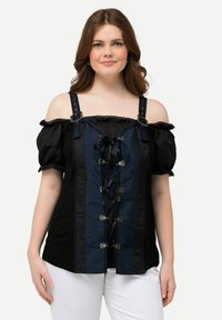 Top off-the-shoulder nero e blu con maniche a palloncino, tessuto in raso, spalline regolabili, scollatura con lacci e decorazioni floreali.