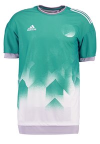 Grön sporttröja med ett gradientmönster som bleknar till vitt. Har rund halsringning, korta ärmar och Adidas-logotypen på vänster bröst.