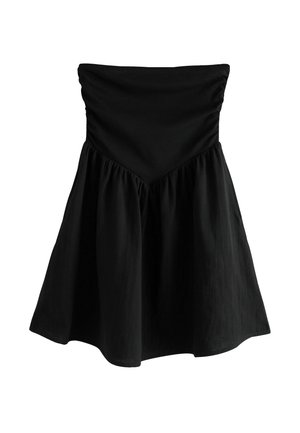 Fekete, pánt nélküli miniruha, testhez simuló fodros felsőrésszel és bővülő szoknyával, könnyű anyagból készült.