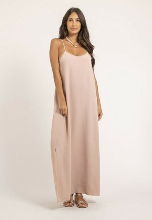 Robe maxi en tissu rose doux, avec des bretelles fines et un design ample et fluide. Présente une surface légèrement texturée et des fentes sur les côtés.