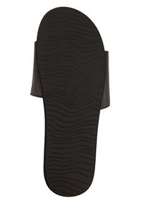 Zwarte schuif sandaal met een gestructureerde bovenkant met reptielpatroon en een flexibele, golvende zoolontwerp voor grip en comfort.
