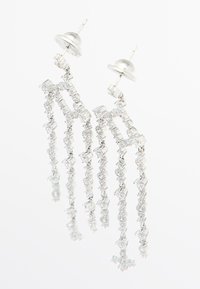 Orecchini pendenti in argento con design a più fili, decorati con piccoli dettagli quadrati e rotondi che creano un effetto scintillante.