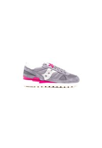 Sneaker grigio in suede con suola bianca e rosa, dotato di dettagli in mesh, lacci in evidenza e tre fori circolari sul lato.