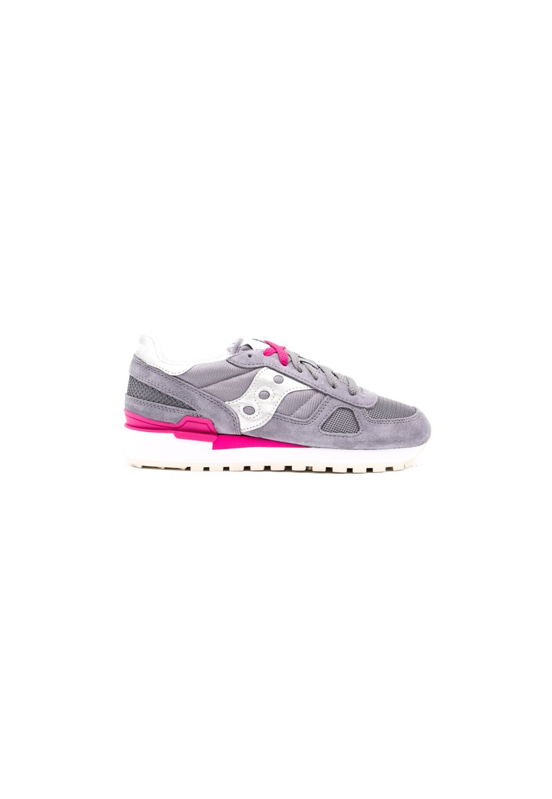Sneaker grigio in suede con suola bianca e rosa, dotato di dettagli in mesh, lacci in evidenza e tre fori circolari sul lato.