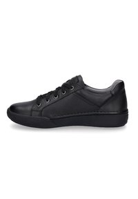 Sneaker in pelle nera con punta tonda, design con lacci, suola in gomma testurizzata e pannelli laterali lisci. Dettaglio di cucitura sottile sulla tomaia.