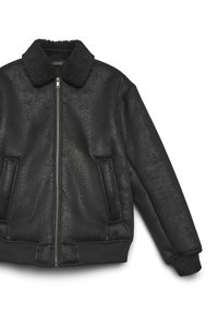 Schwarze Bomberjacke mit einem flauschigen Kragen, Reißverschluss, seitlichen Taschen und gerippten Bündchen. Hergestellt aus strukturiertem Kunstleder.