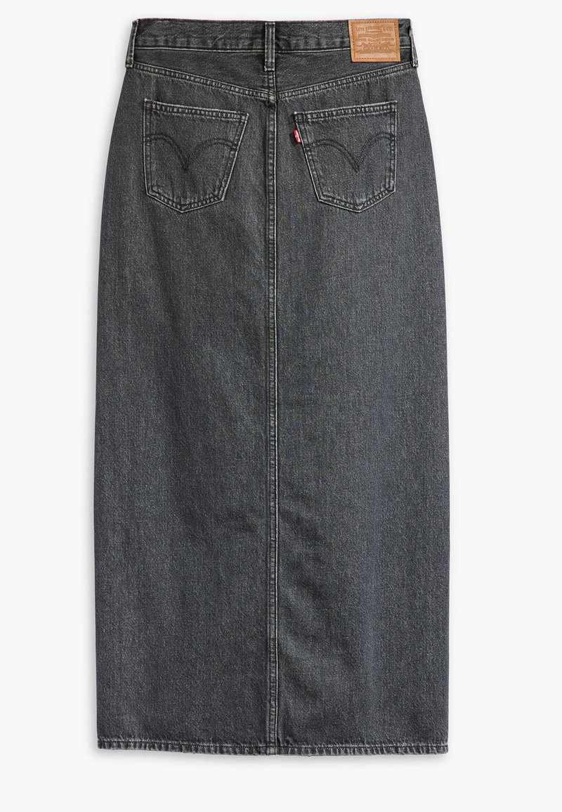 Falda midi de mezclilla oscura con corte recto, que presenta una costura central, dos bolsillos traseros y un parche de cuero con la marca en la cintura.
