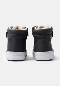 Schwarze High-Top-Sneaker mit texturiertem Finish, weißer Sohle, weicher Innenausstattung und seitlichem Reißverschluss. Mit einem Akzentlogo auf der Rückseite.