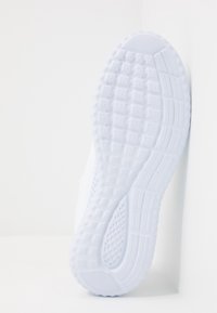 Pier One Matalavartiset tennarit - white